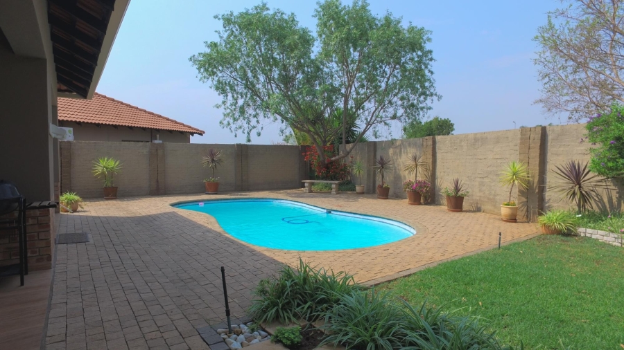 3 Bedroom Property for Sale in Hexrivier Lifestyle Estate North West